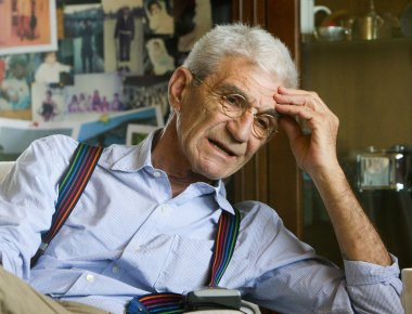 Ο Γ.Μπουτάρης «έχρισε» με... γκλίτσα το Σ.Ρίμπα ως νέο κοινοτικό σύμβουλο (φωτό)